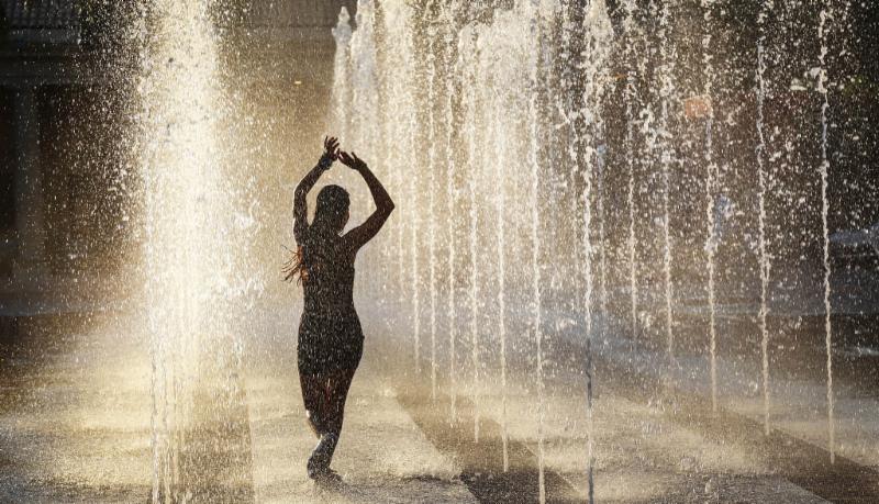 lady dancing in fountains